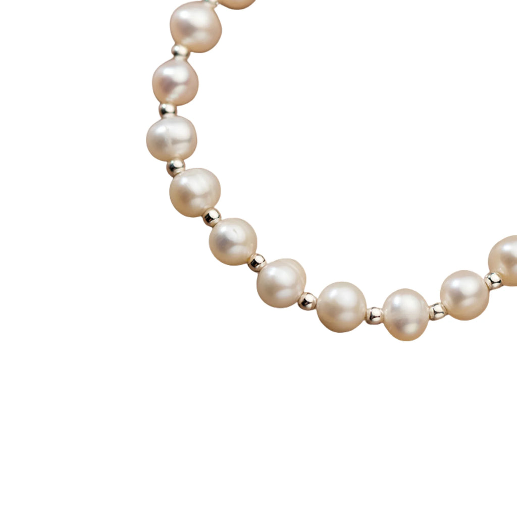 Naturperlenarmband mit silbernen Zwischenperlen – klare, kreisförmige Struktur in Detailansicht