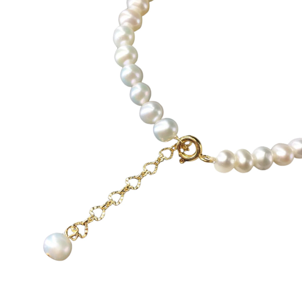 Nahaufnahme des Armbands: Naturperlen mit vergoldetem Verschluss und feiner Kettenverlängerung