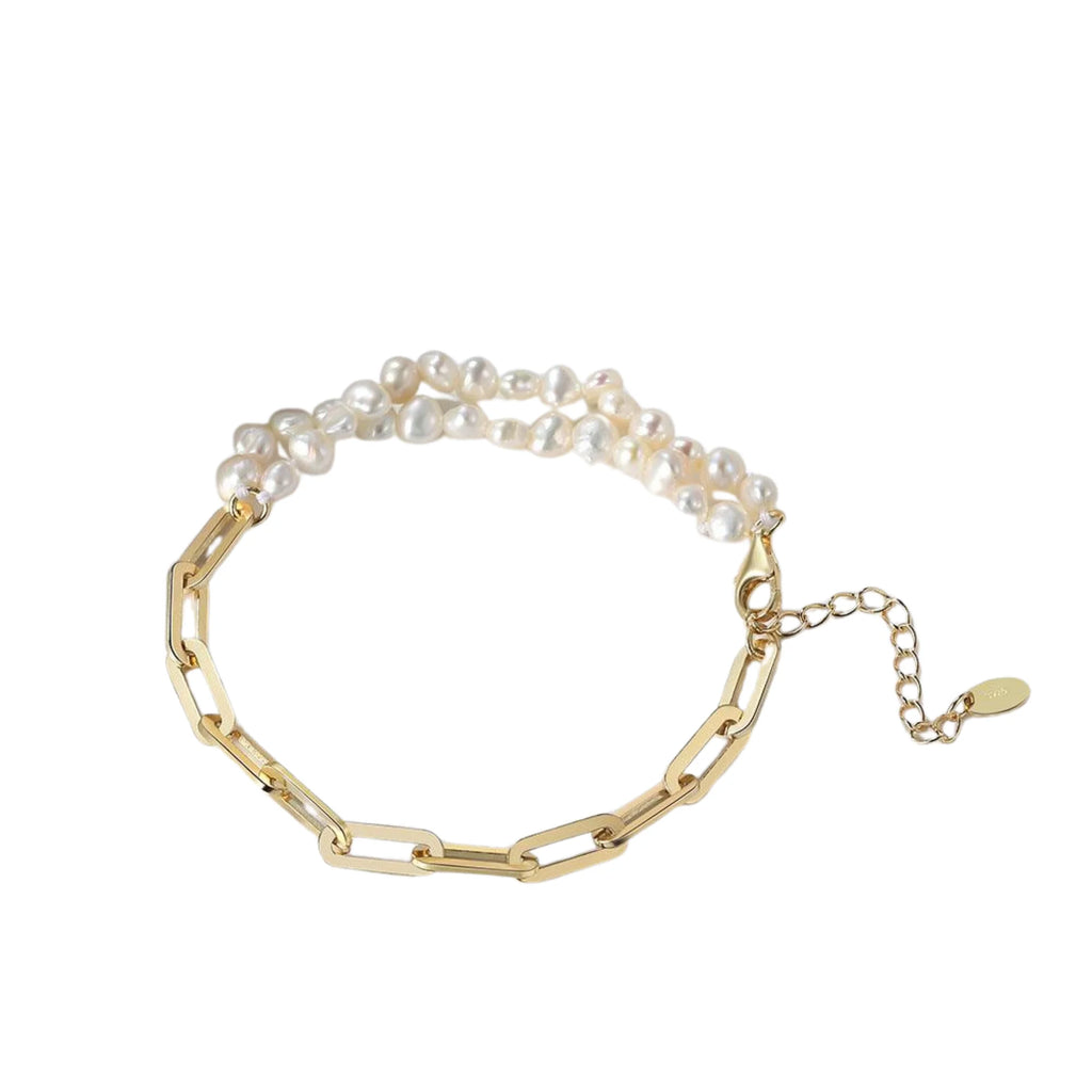 Armband mit doppelter Naturperlenreihe und vergoldeter Gliederkette – elegant im Kontrast