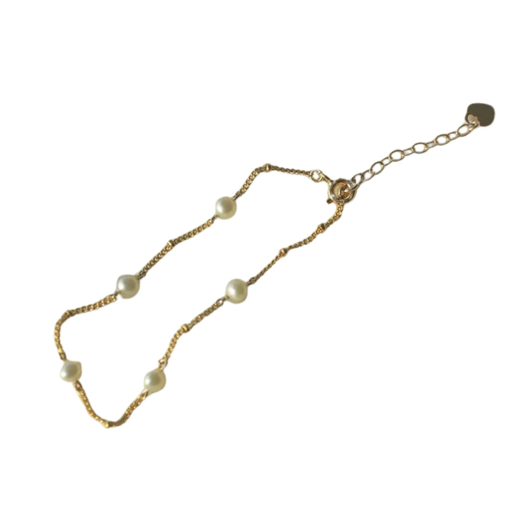 Offenliegendes Armband mit echten Süsswasserperlen und zarter Goldkette