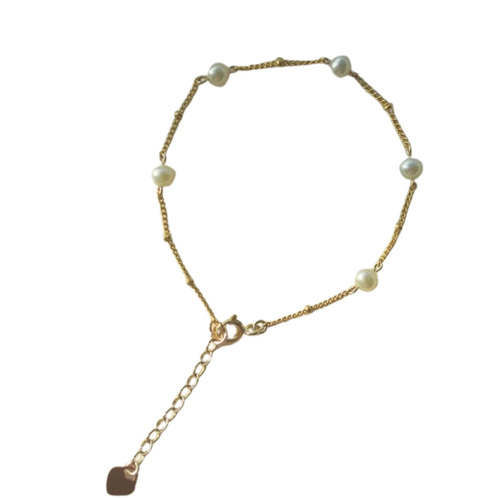 Filigranes Goldarmband mit fünf Naturperlen und Herzdetail an der Verlängerung