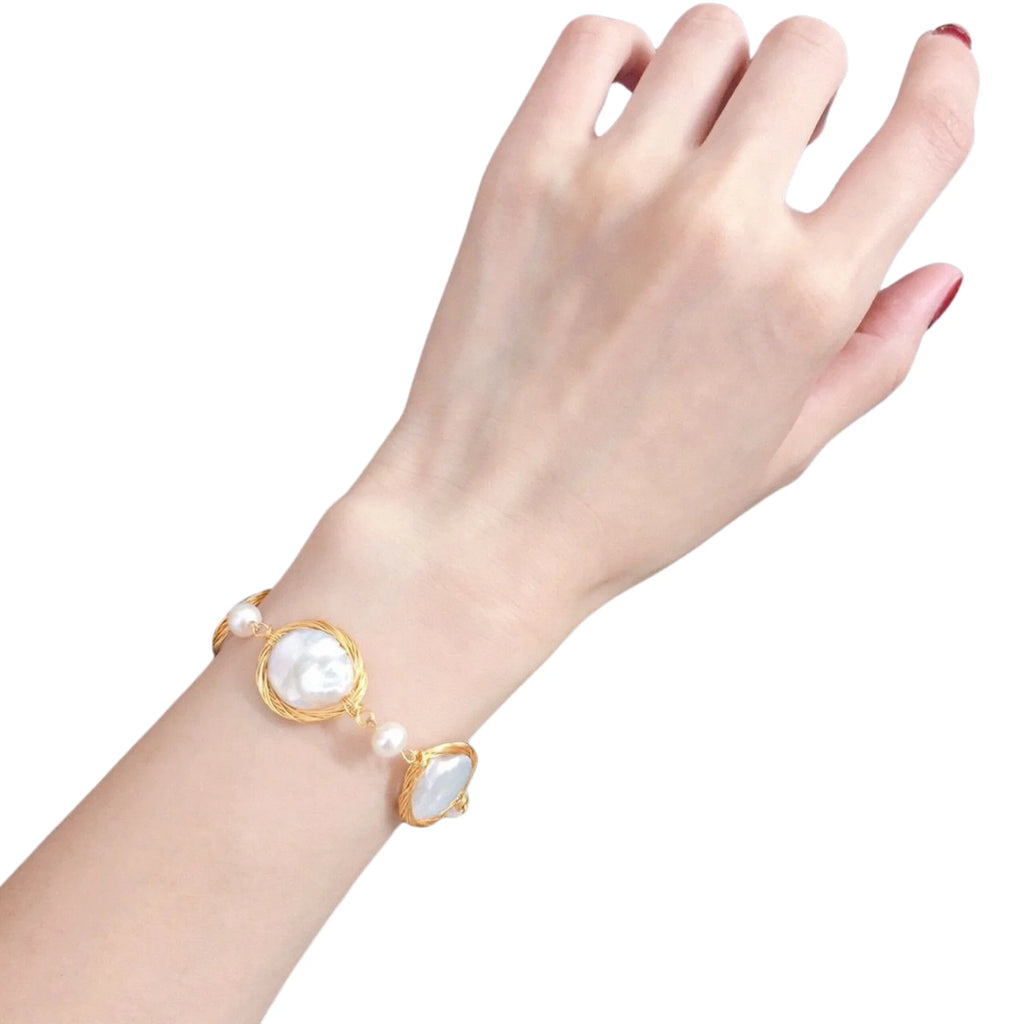 Ausdrucksstarkes Armband mit naturgeformten Süsswasserperlen und goldfarbener Fassung – am Handgelenk getragen