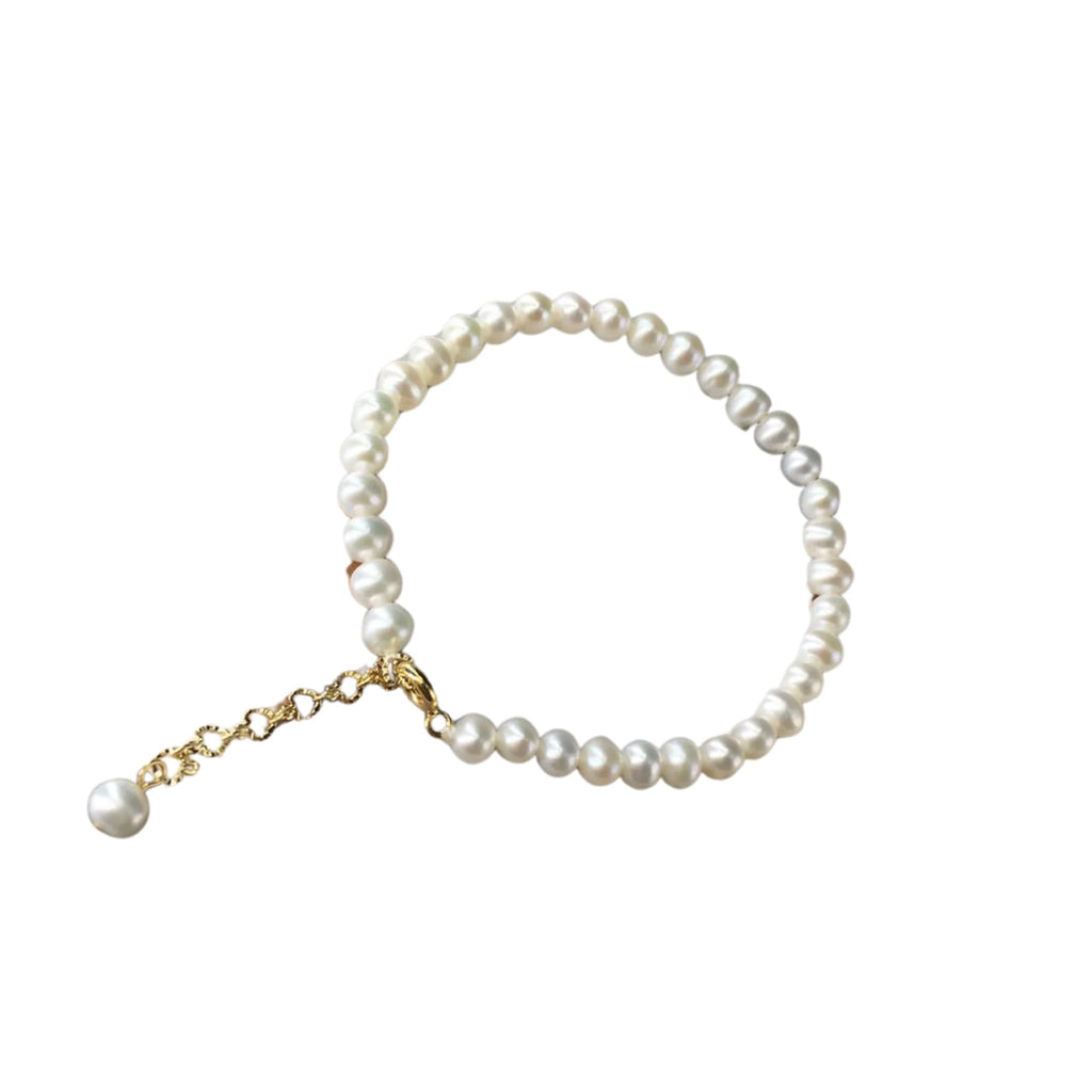 Einzelstück aus natürlichen Süsswasserperlen – strukturiert, klar, mit goldfarbenem Endstück