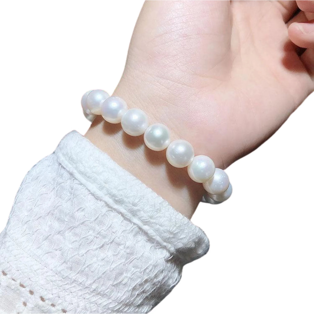 Getragenes Armband aus grossen, weissen Perlen – Stretchdesign ohne Dekor, pur und ruhig