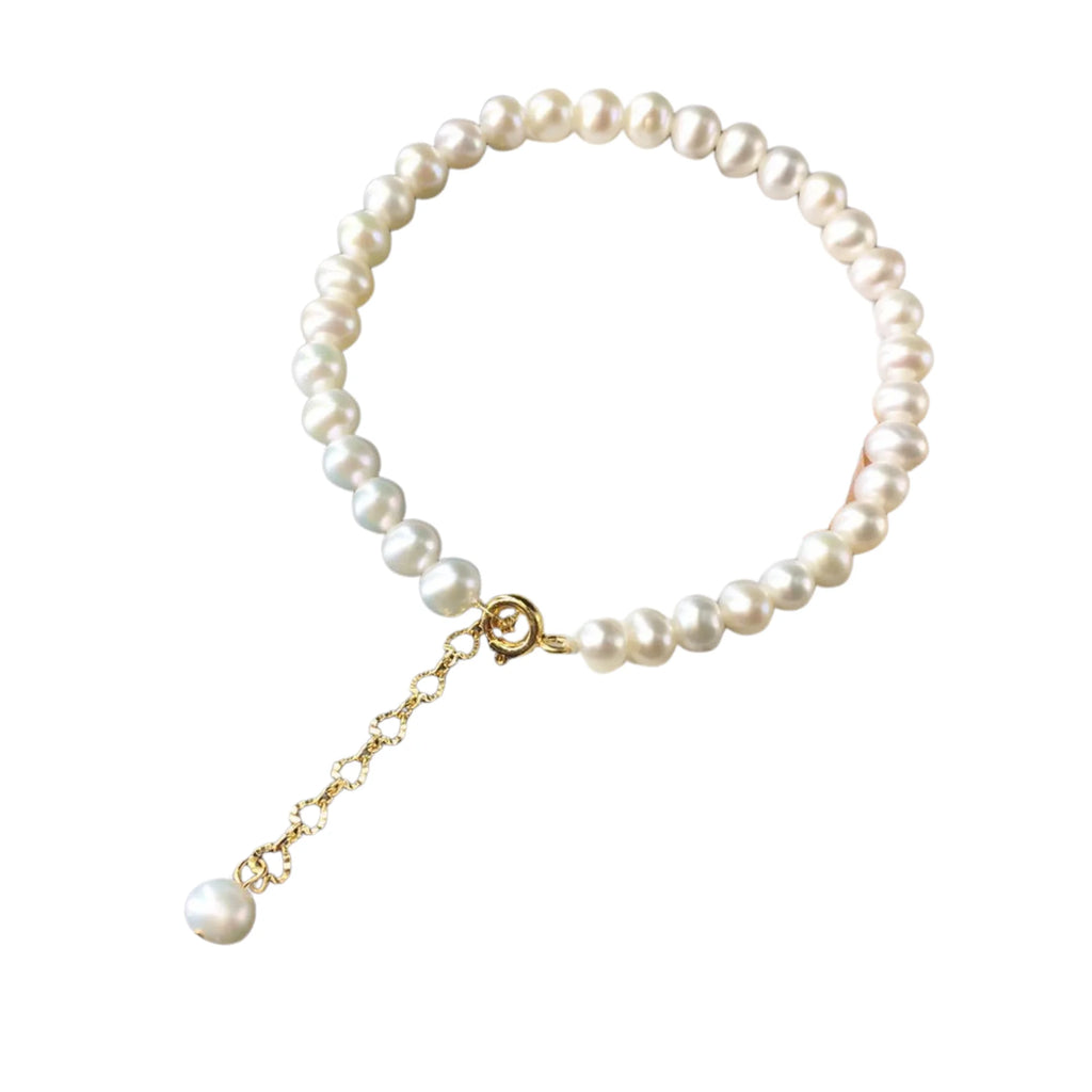 Handgefertigtes Süsswasserperlenarmband mit goldener Verlängerung – kreisförmig, puristisch präsentiert