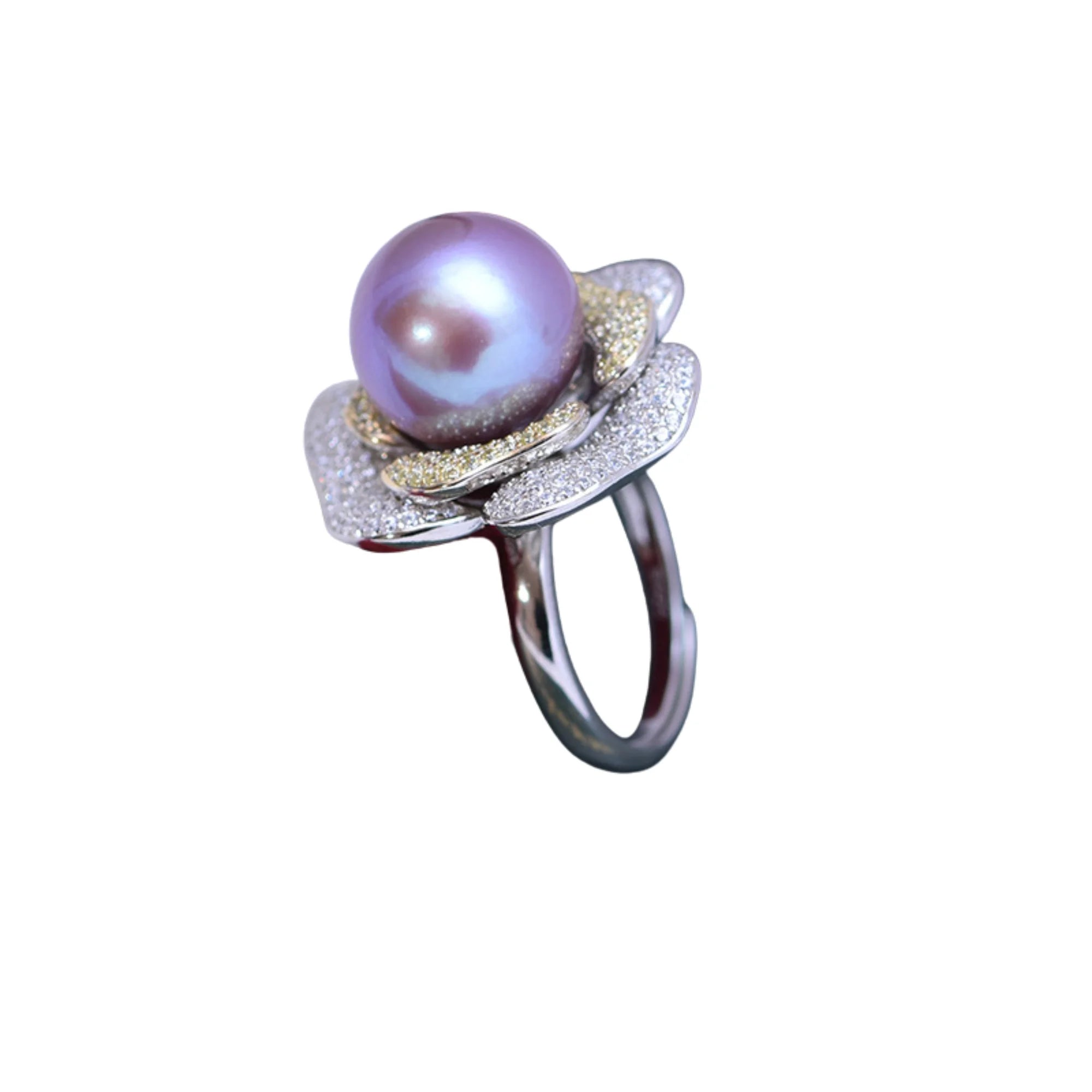 Violette Naturperle auf silbernem floralen Ring, ruhig glänzend
