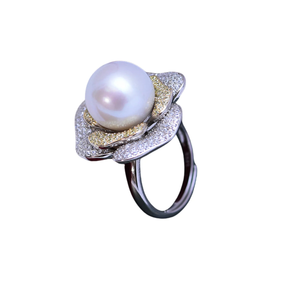 Ring mit weisser Süsswasserperle in silberner Blütenform, floral strukturiert