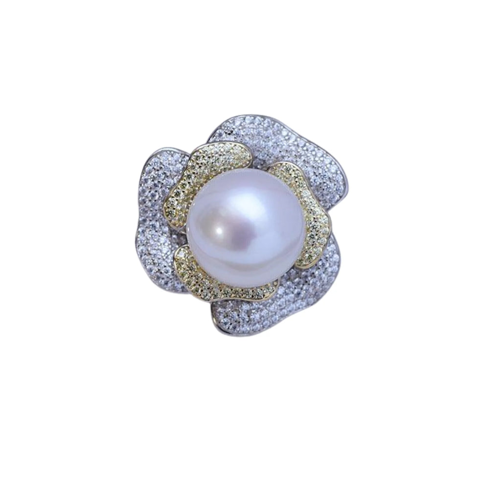 Obenansicht eines Blütenrings mit weisser Perle auf silbernem Grund