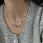 Getragene Silberkette mit reiner Perlenstruktur – 925 Silber, minimalistisch und klar