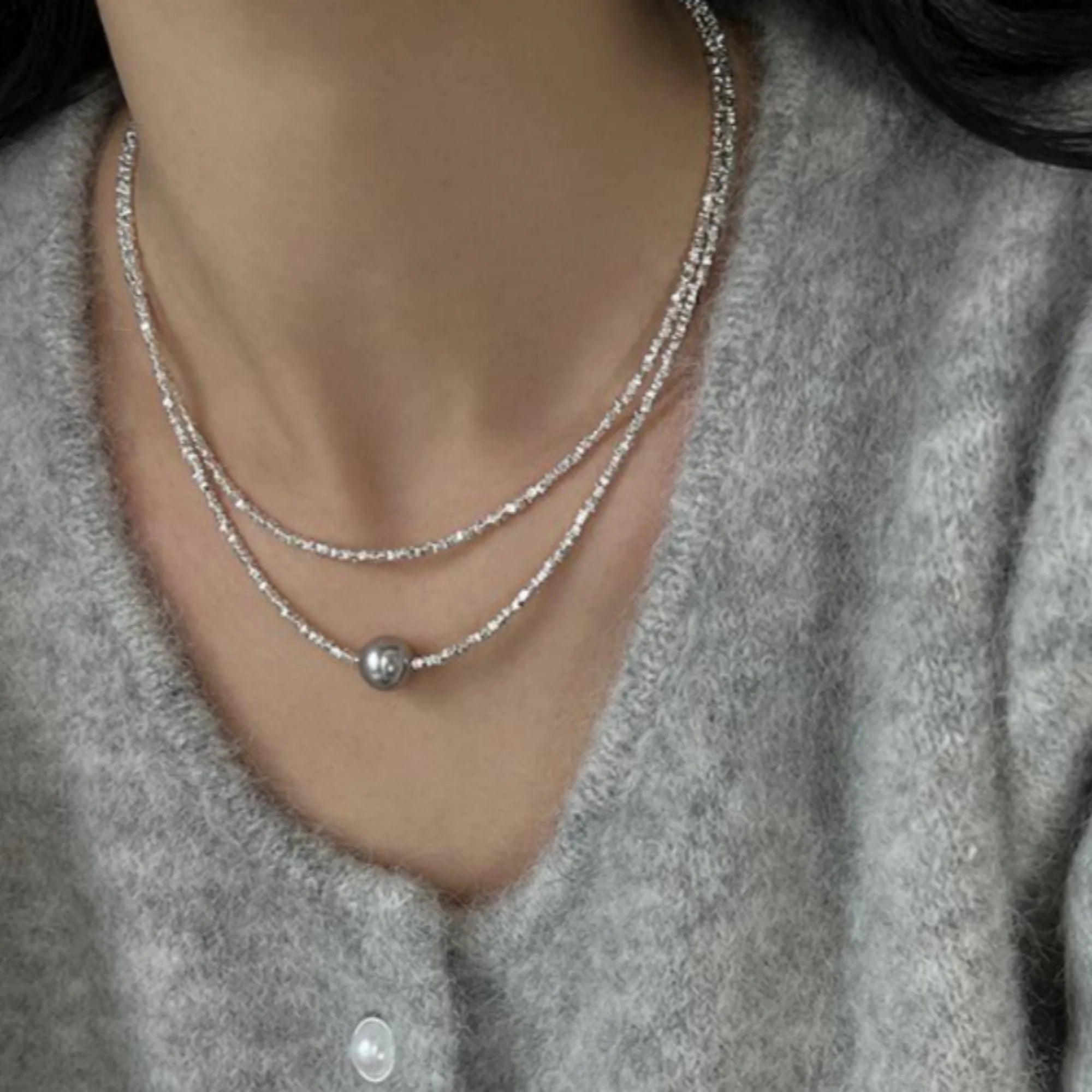 Getragene Silberkette mit reiner Perlenstruktur – 925 Silber, minimalistisch und klar