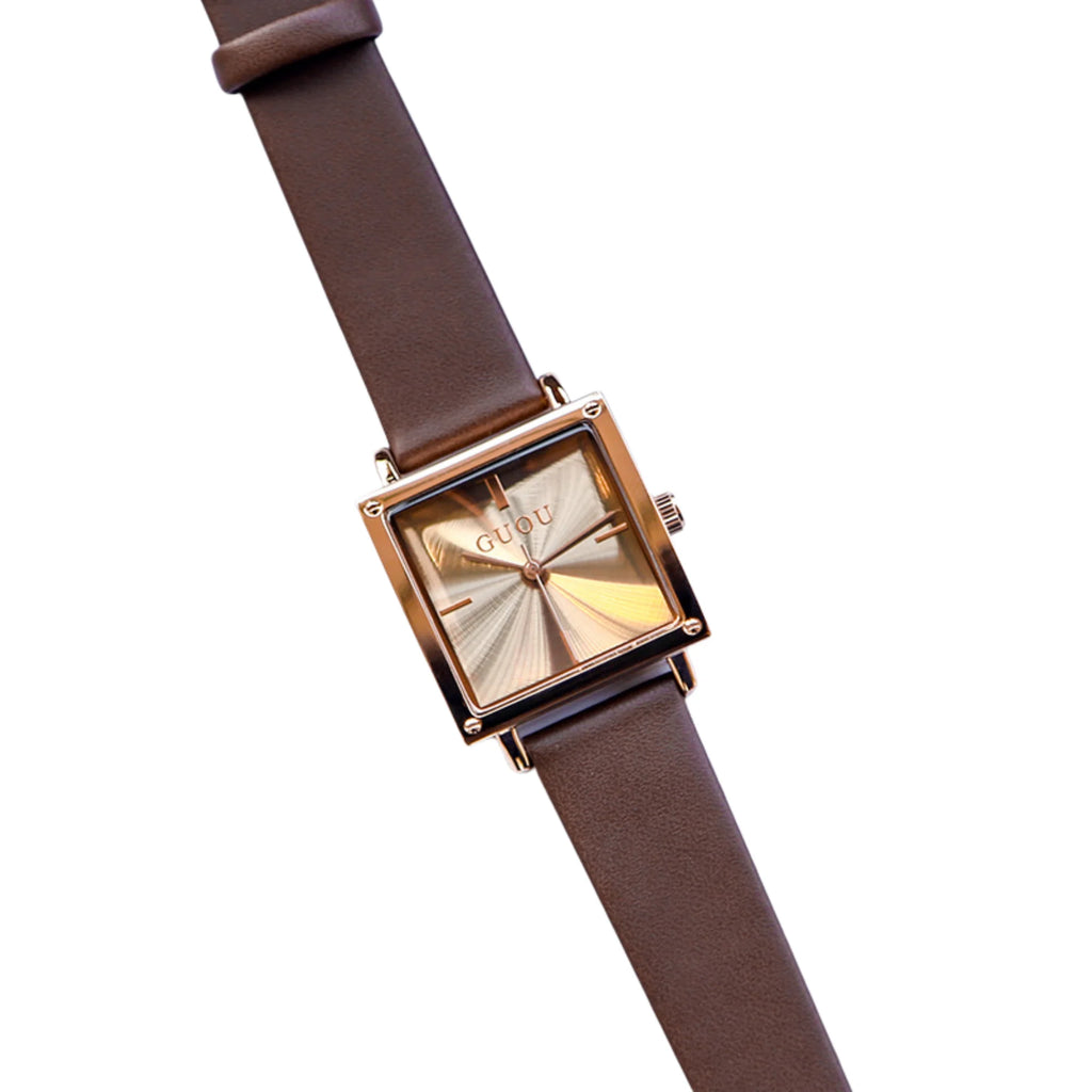 Uhr mit braunem Band und geometrischem Gehäuse in Roségold, schräg dargestellt