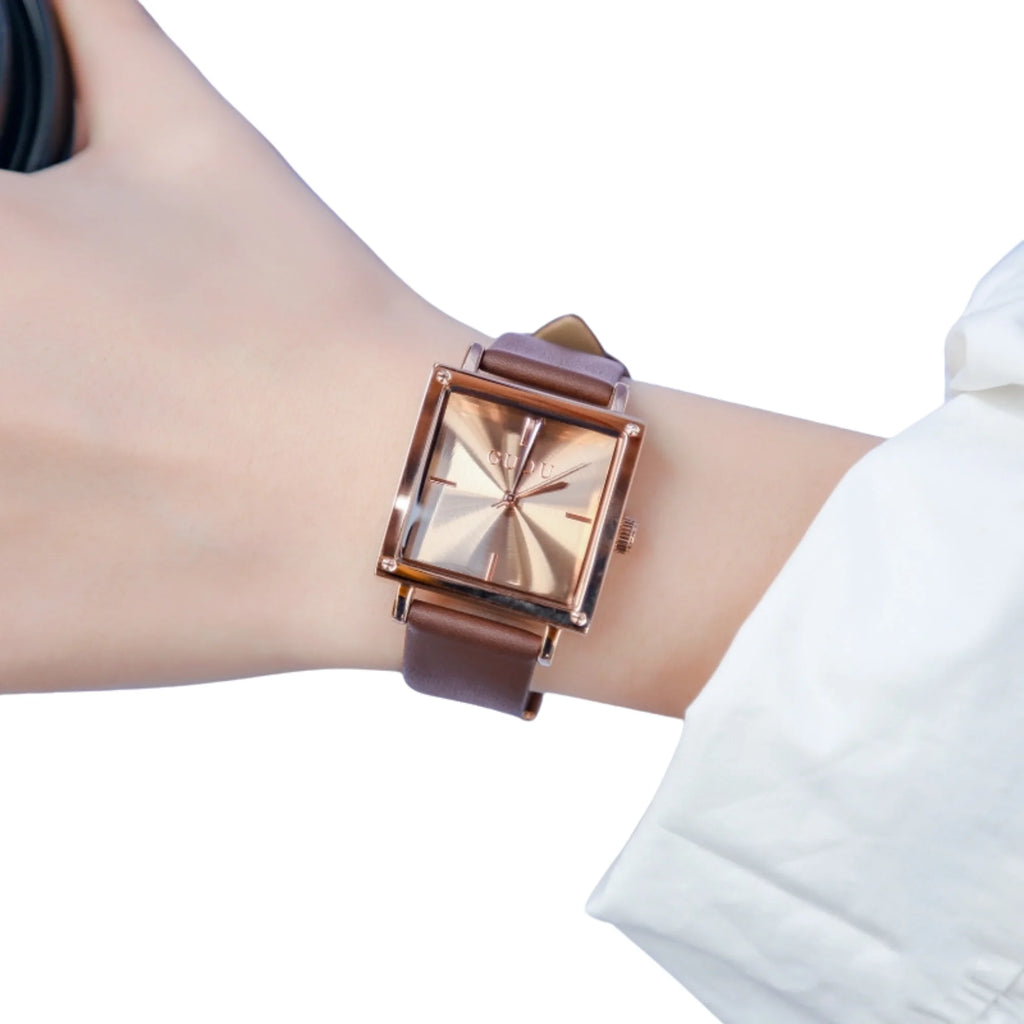 Braunes Lederband trifft auf roségoldenes Gehäuse und metallisch glänzendes Zifferblatt