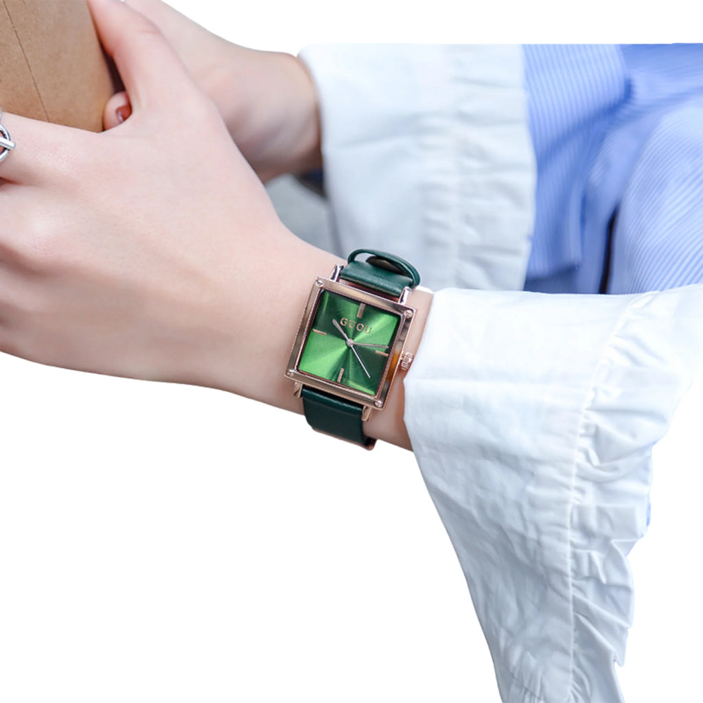 Dunkelgrünes Band und geometrisches Gehäuse – eine ruhige Bewegung am Handgelenk
