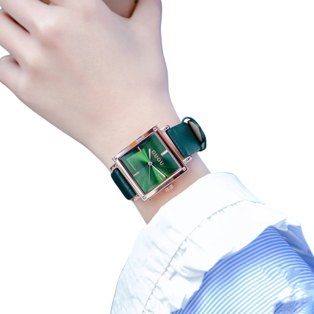 Grüne Uhr mit quadratischem Gehäuse und markantem Sonnenschliff