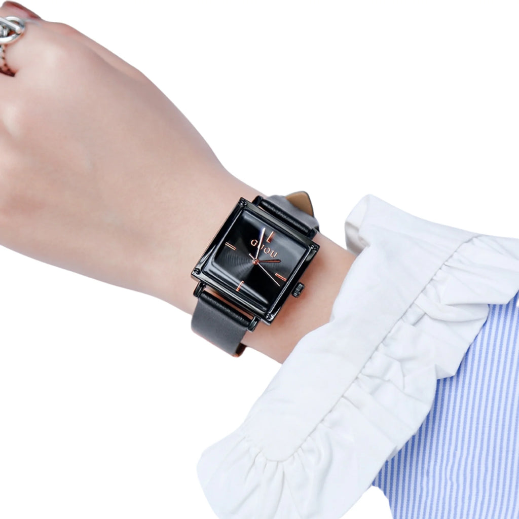 Tiefschwarzes Design mit glänzendem Gehäuse und Lederband in klarer Linie