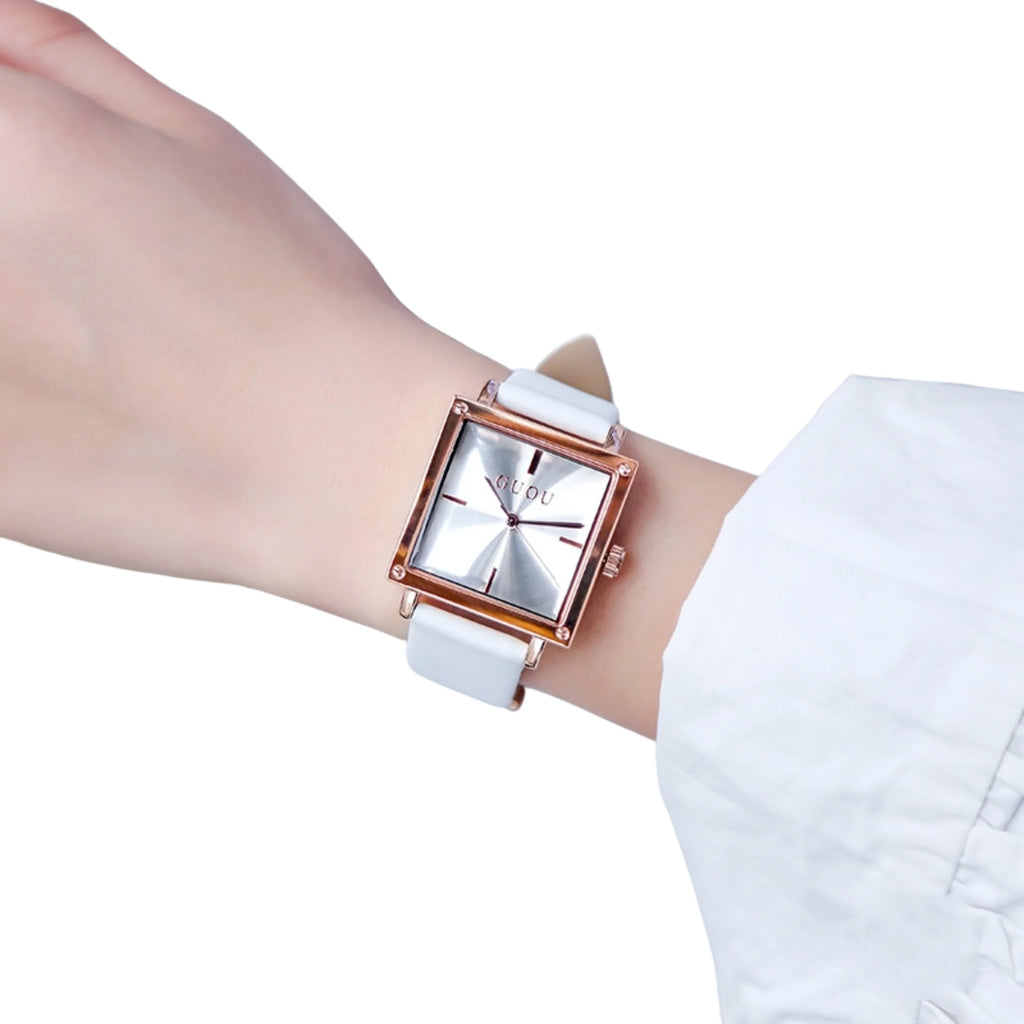 Uhr mit weissem Band, quadratischem Gehäuse und silberfarbenem Zifferblatt