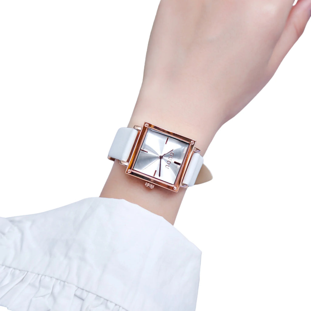 Weisses Band, roségoldene Kante und silbernes Zifferblatt in klarer Fläche