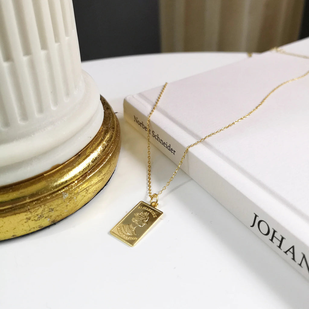Vergoldete Queen Halskette mit rechteckigem Anhänger – Gravur klar geprägt auf 925 Silber