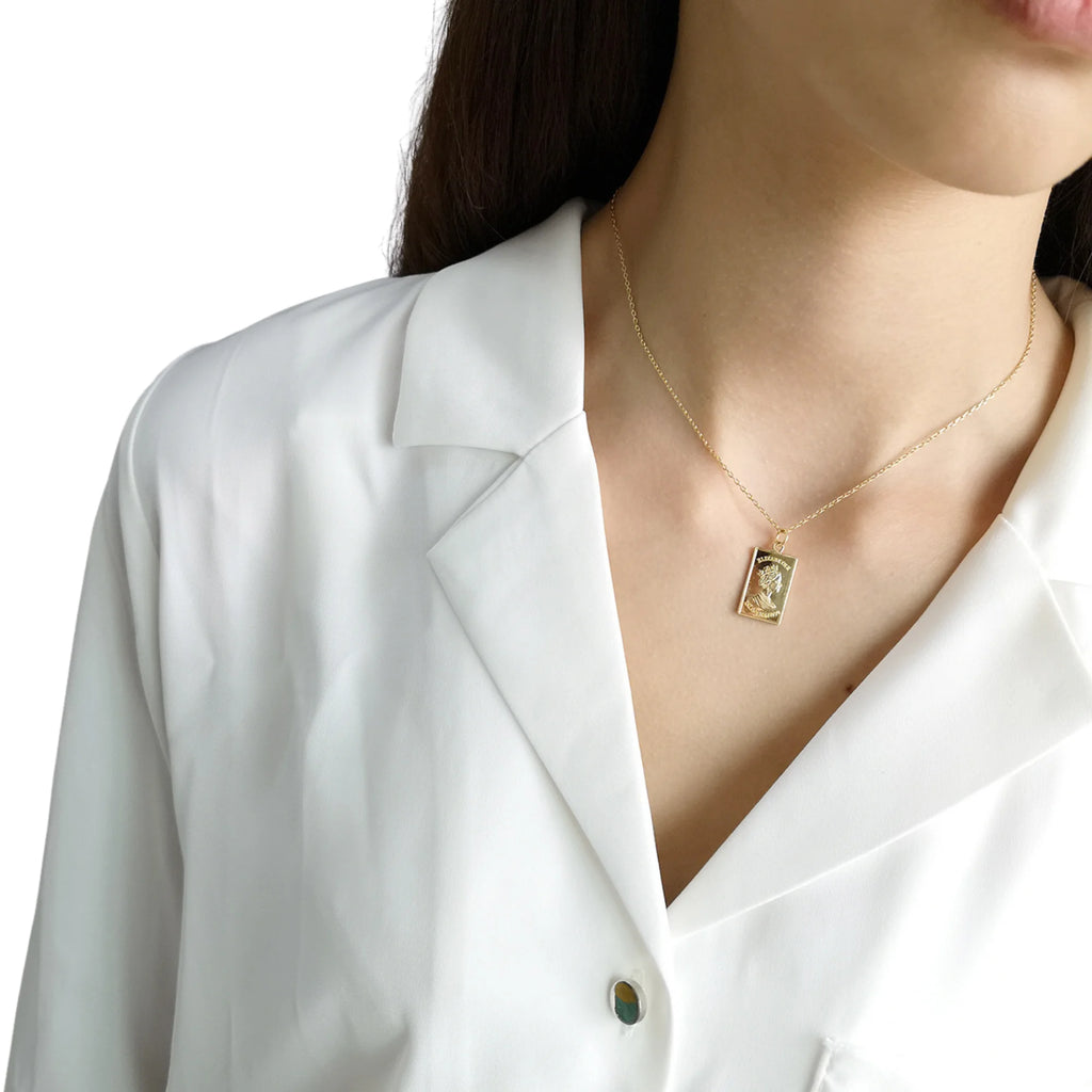 Getragene Queen Halskette mit rechteckigem Gravur-Anhänger – goldfarben, clean und modern