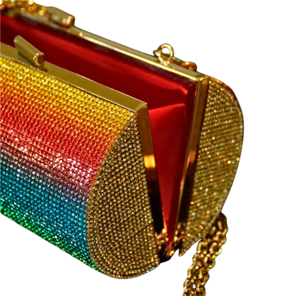 Clutch geöffnet mit rotem Satinfutter – rundum glitzernd mit goldener Struktur