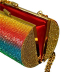 Clutch geöffnet mit rotem Satinfutter – rundum glitzernd mit goldener Struktur