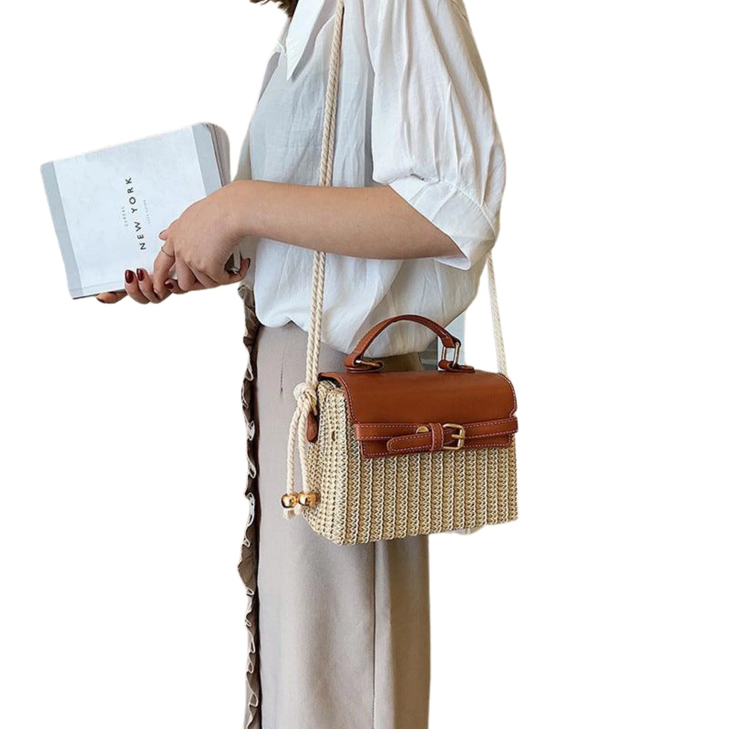 Box-Tasche mit braunem Lederdeckel, crossbody getragen – kombiniert mit hellem Outfit