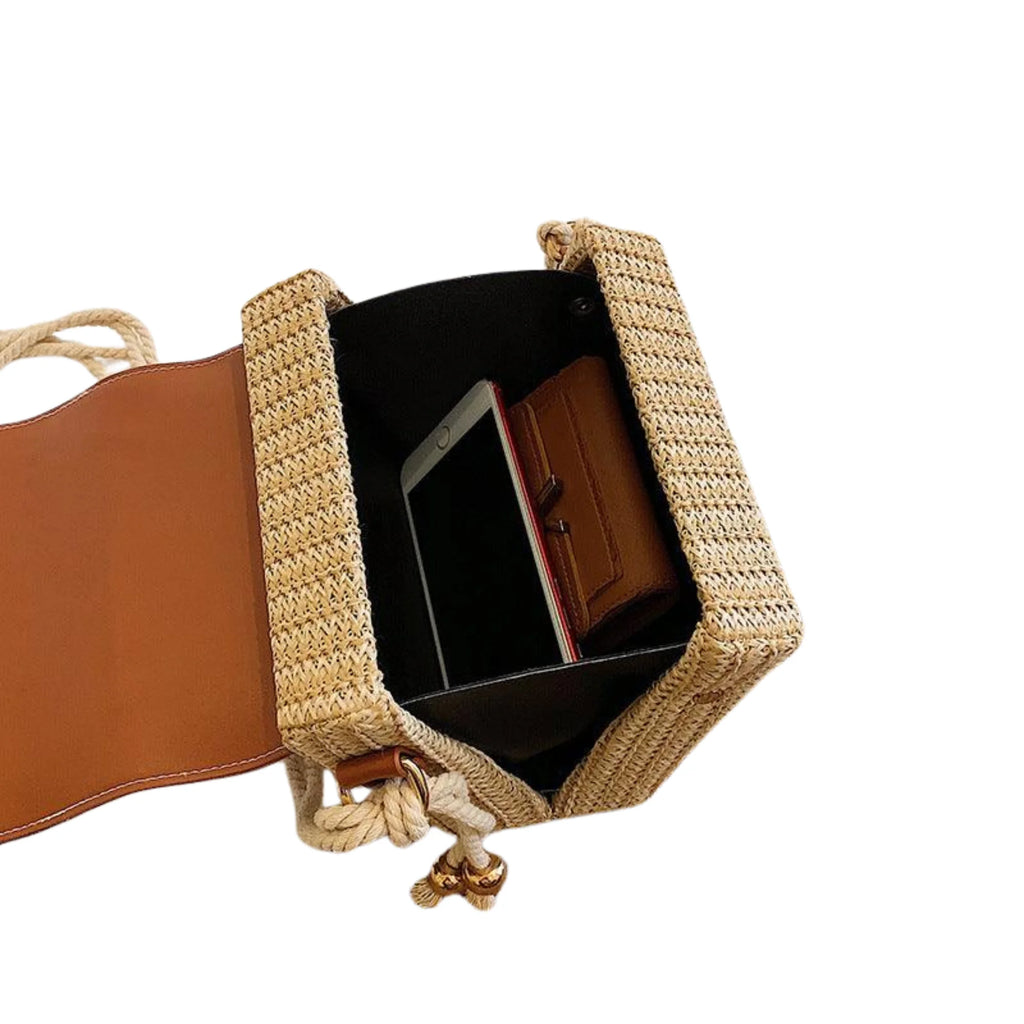 Innenansicht der Rattan-Tasche mit sichtbarem Stauraum für Smartphone und Geldbörse