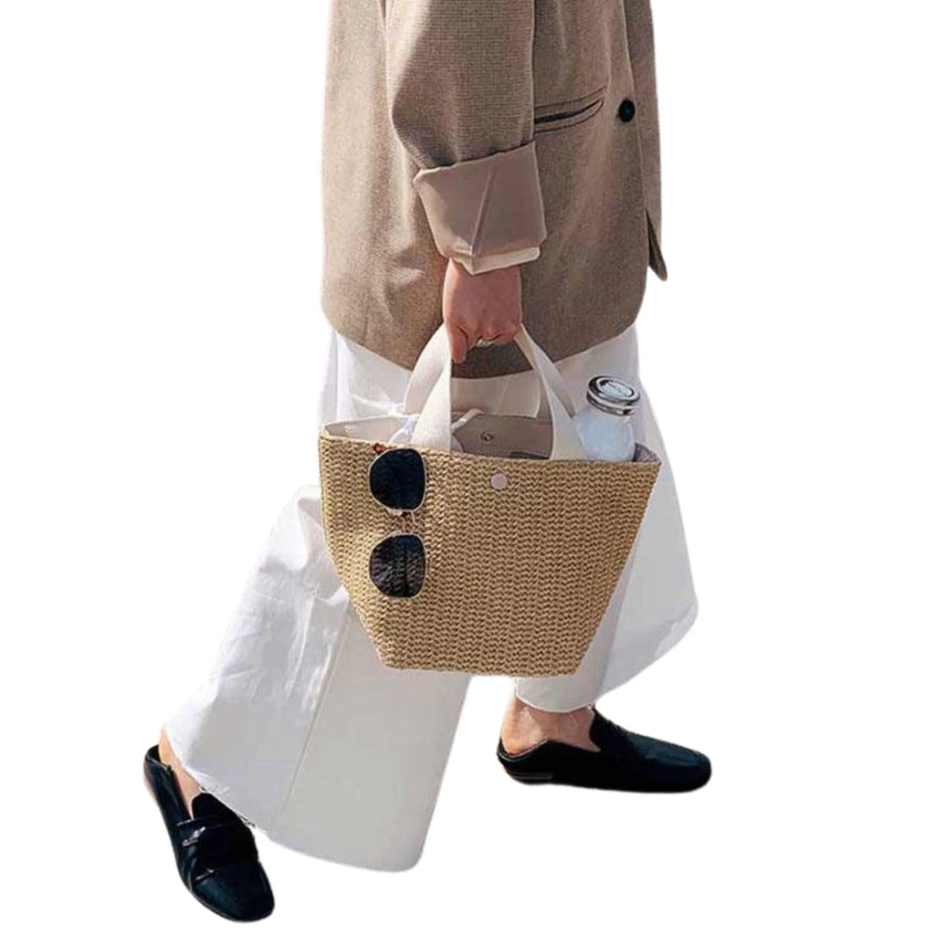 Kleine Rattantasche in Ivory Wheat – getragen mit Blazer, Sonnenbrille angeclippt, city-ready