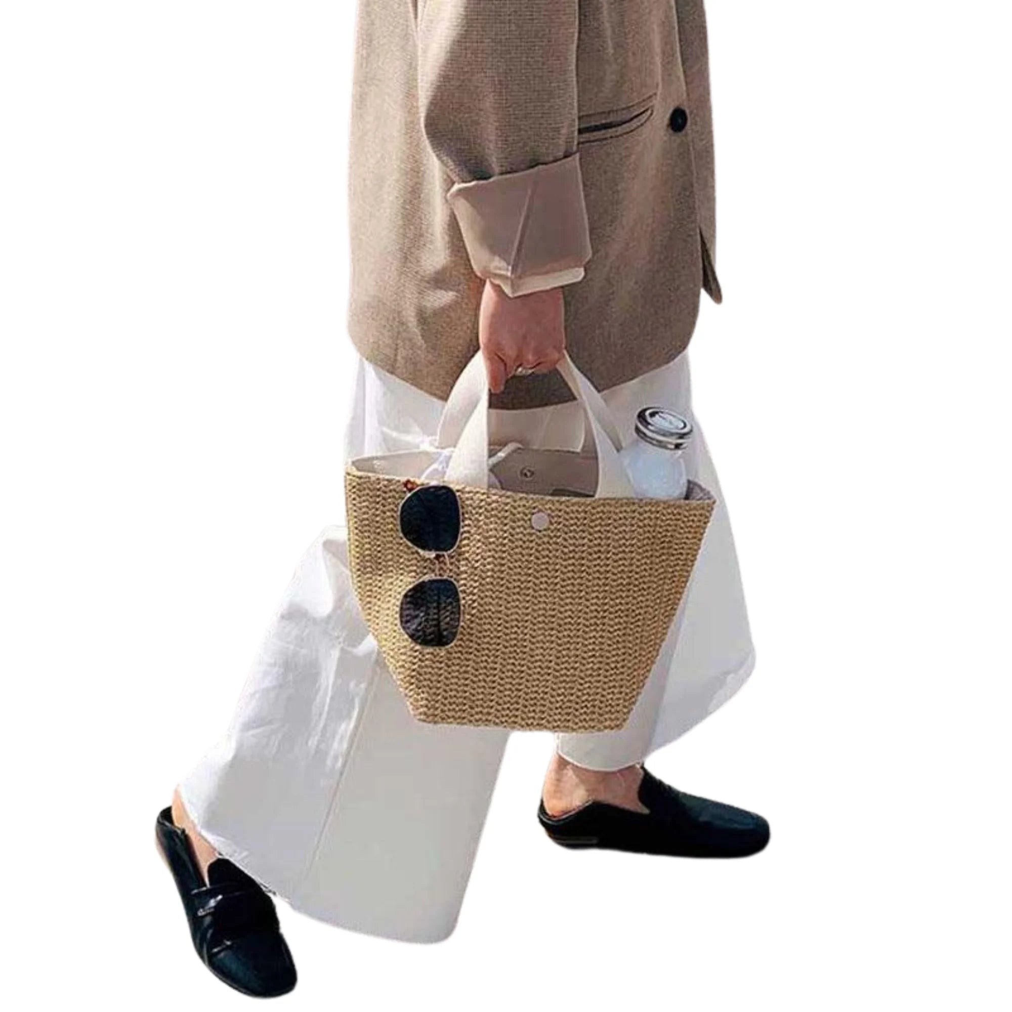Kleine Rattantasche in Ivory Wheat – getragen mit Blazer, Sonnenbrille angeclippt, city-ready