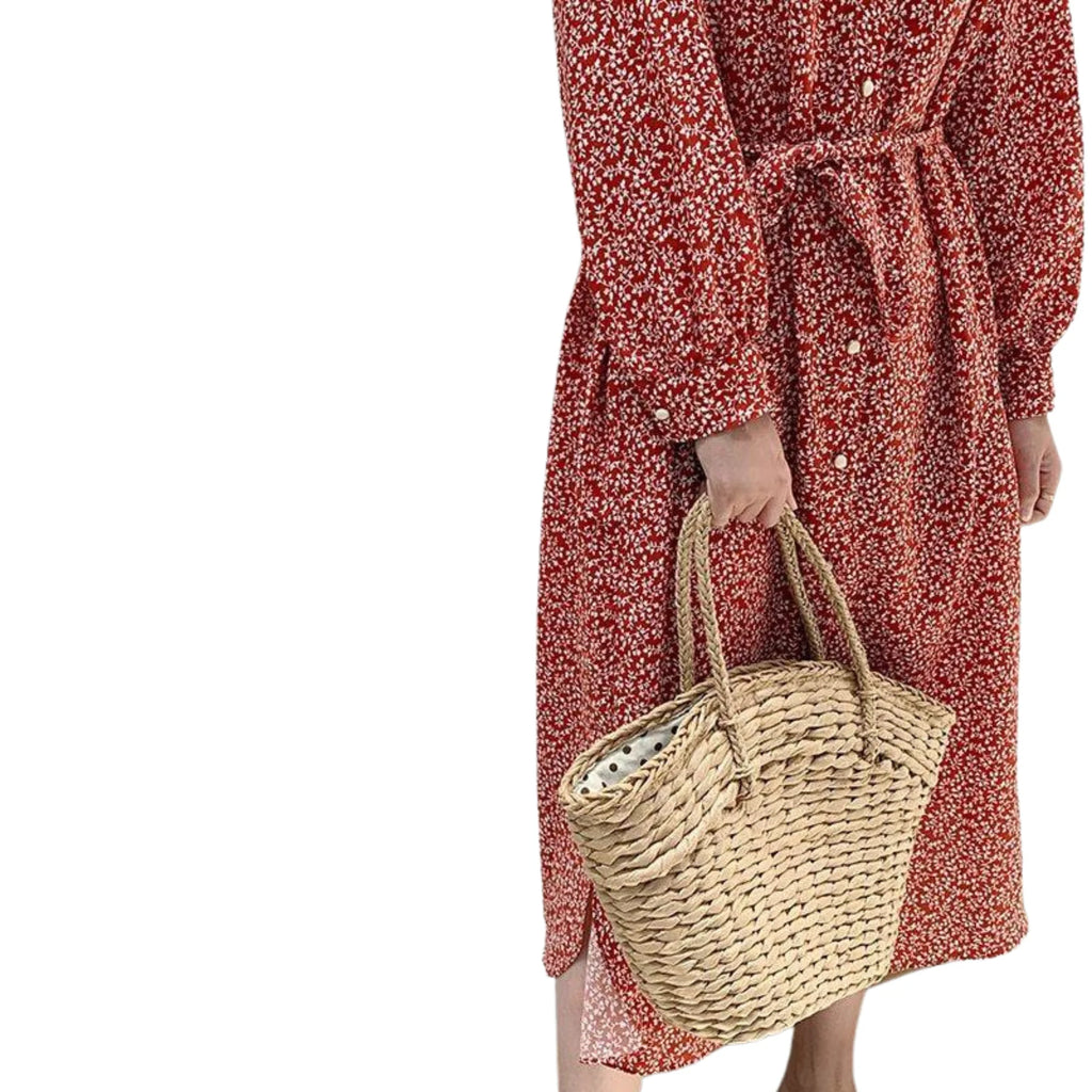 Rattan-Tasche in der Hand gehalten – strukturiert, leicht und natürlich