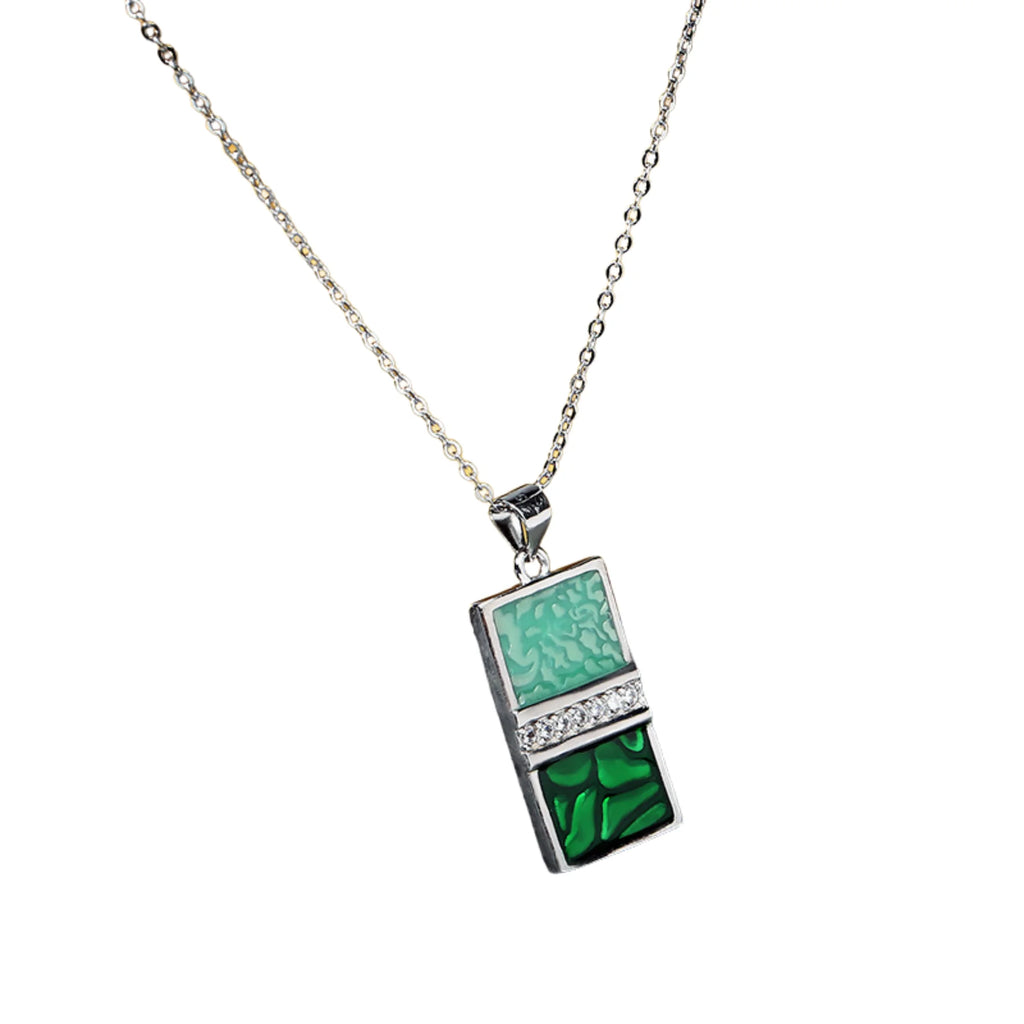 Rechteckkette mit grünem Anhänger – geschlossen getragen
