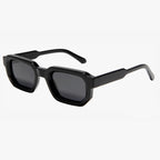 Kompakte Sonnenbrille mit glänzend schwarzem, kantigem Rahmen.