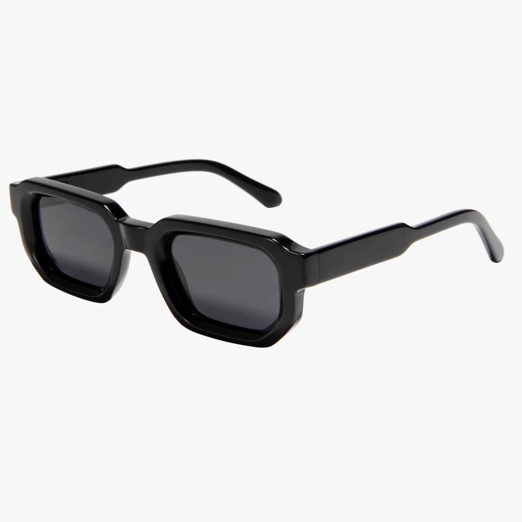 Kompakte Sonnenbrille mit glänzend schwarzem, kantigem Rahmen.