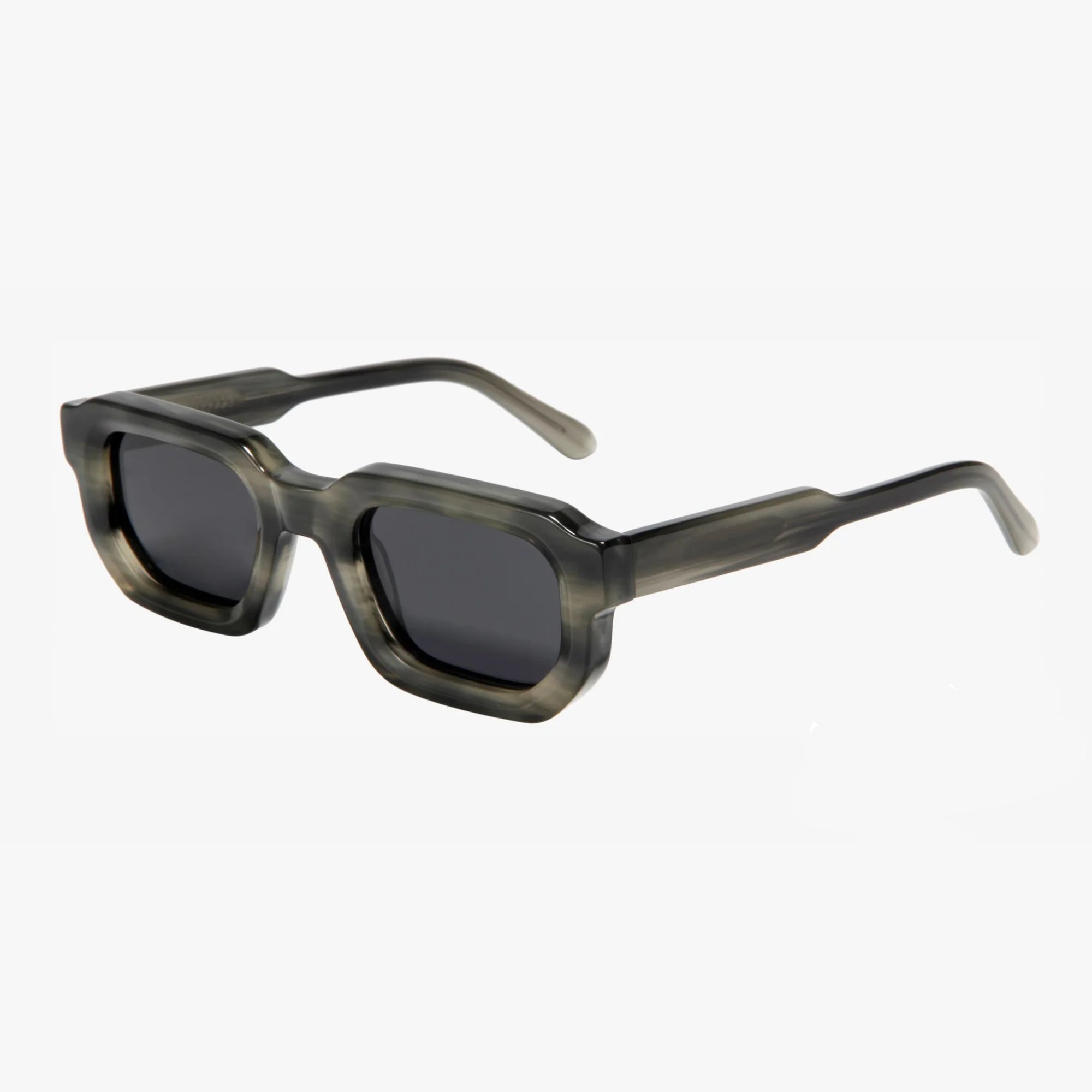 Rechteckige Sonnenbrille mit transparent grauem Rahmen und dunklen Gläsern.