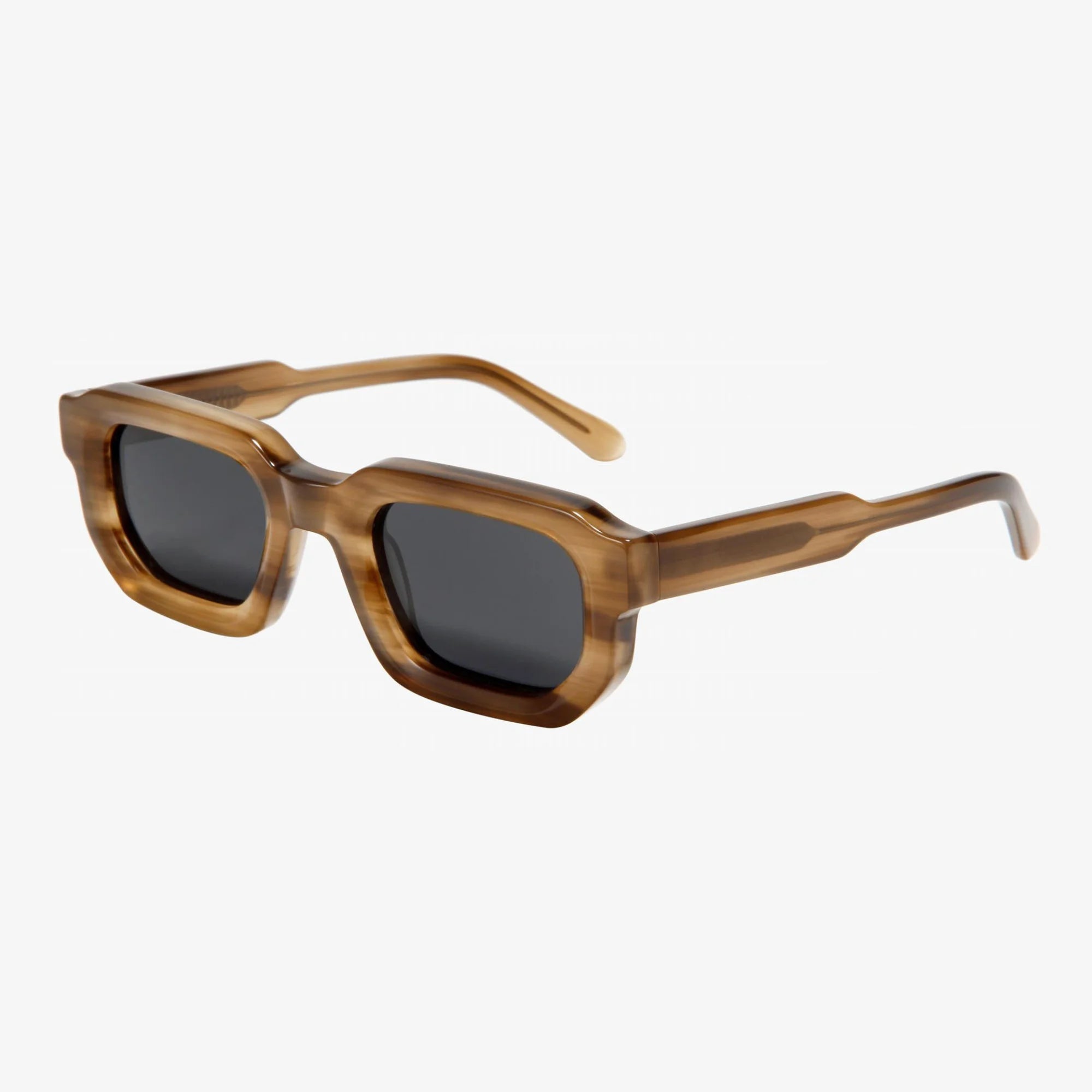 Sonnenbrille in Hornoptik – kantig geschnitten, gerade Frontansicht.