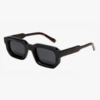 Sonnenbrille mit eckigem Rahmen in Schwarz-Havanna-Musterung.