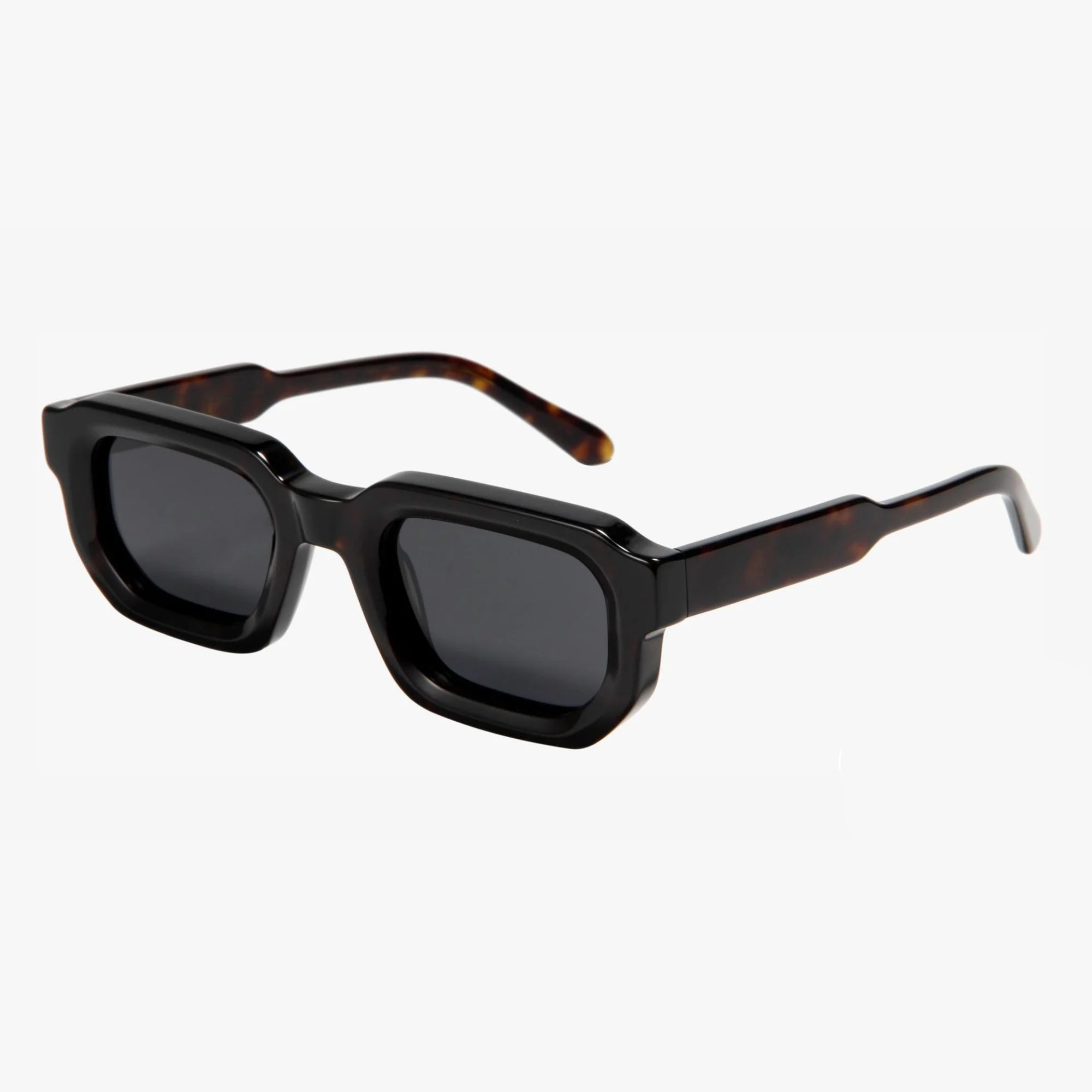 Sonnenbrille mit eckigem Rahmen in Schwarz-Havanna-Musterung.