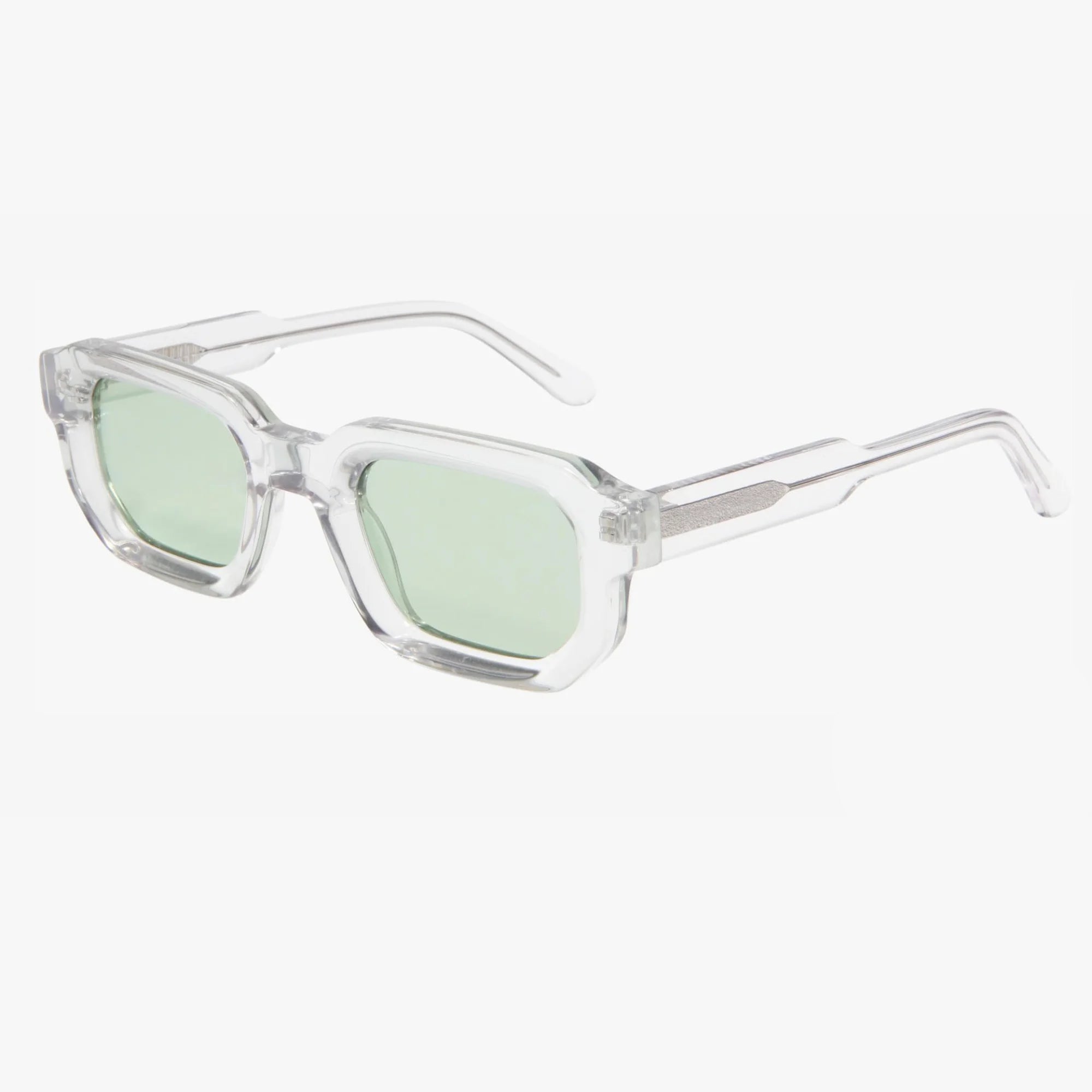 Sonnenbrille mit klarem Rahmen und leicht grün getönten Gläsern.