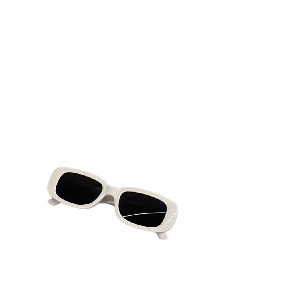 Rechteckige Sonnenbrille mit weissem Rahmen und schwarzen Gläsern – UV-Schutz inklusive