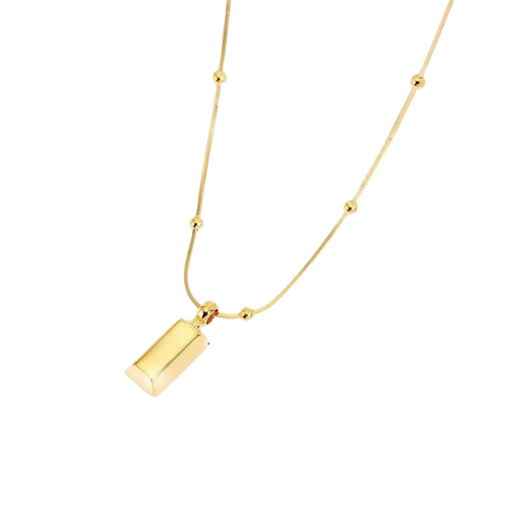 Makroansicht des goldfarbenen Rechteckanhängers – glatt polierte Fläche, klare Linien auf 925 Silberbasis