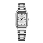Rechteckige Uhr in Silber mit klassischem Gliederarmband und römischen Indizes.
