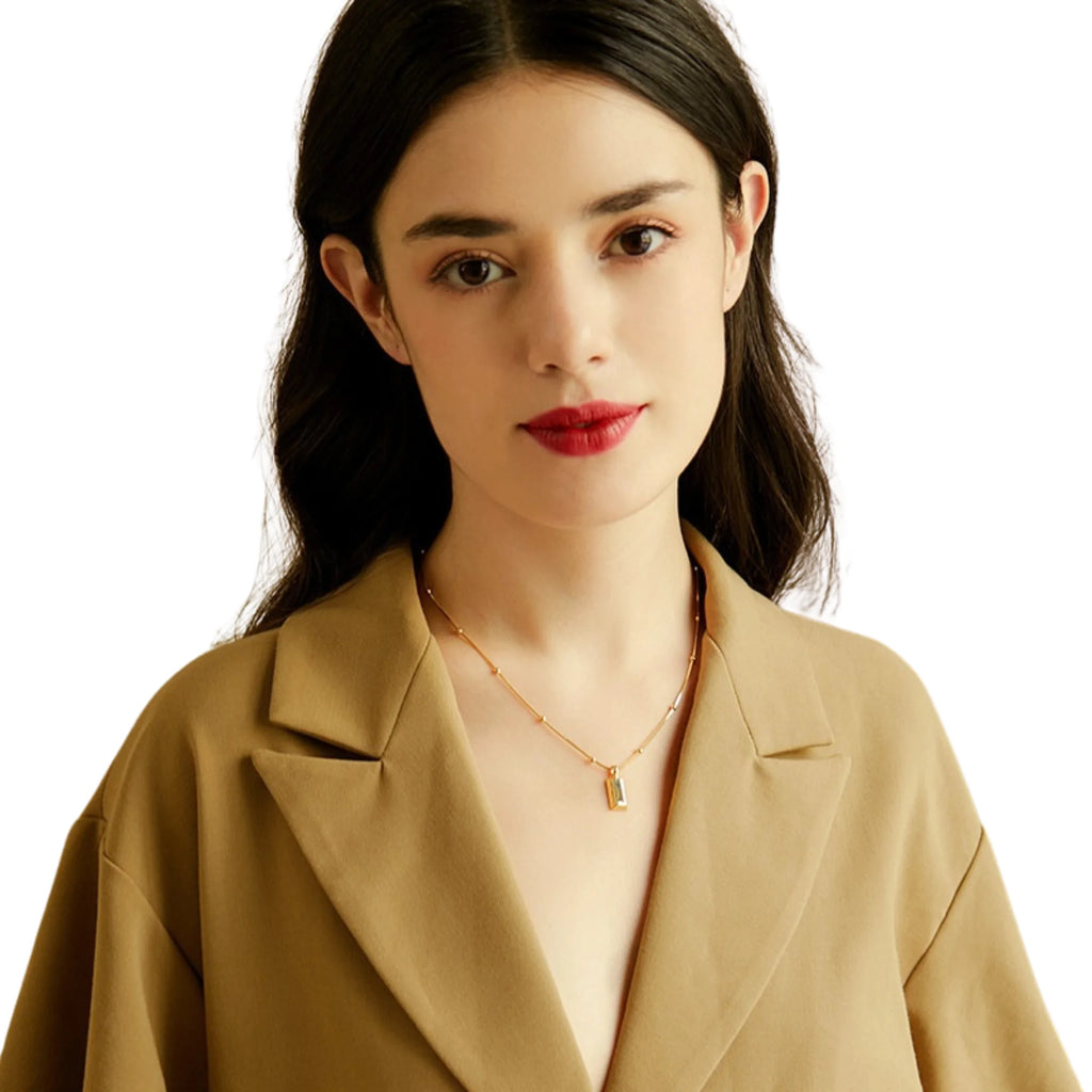 Getragene vergoldete Rechteckkette mit Gliederstruktur – 925 Silber, klar und präsent im Look