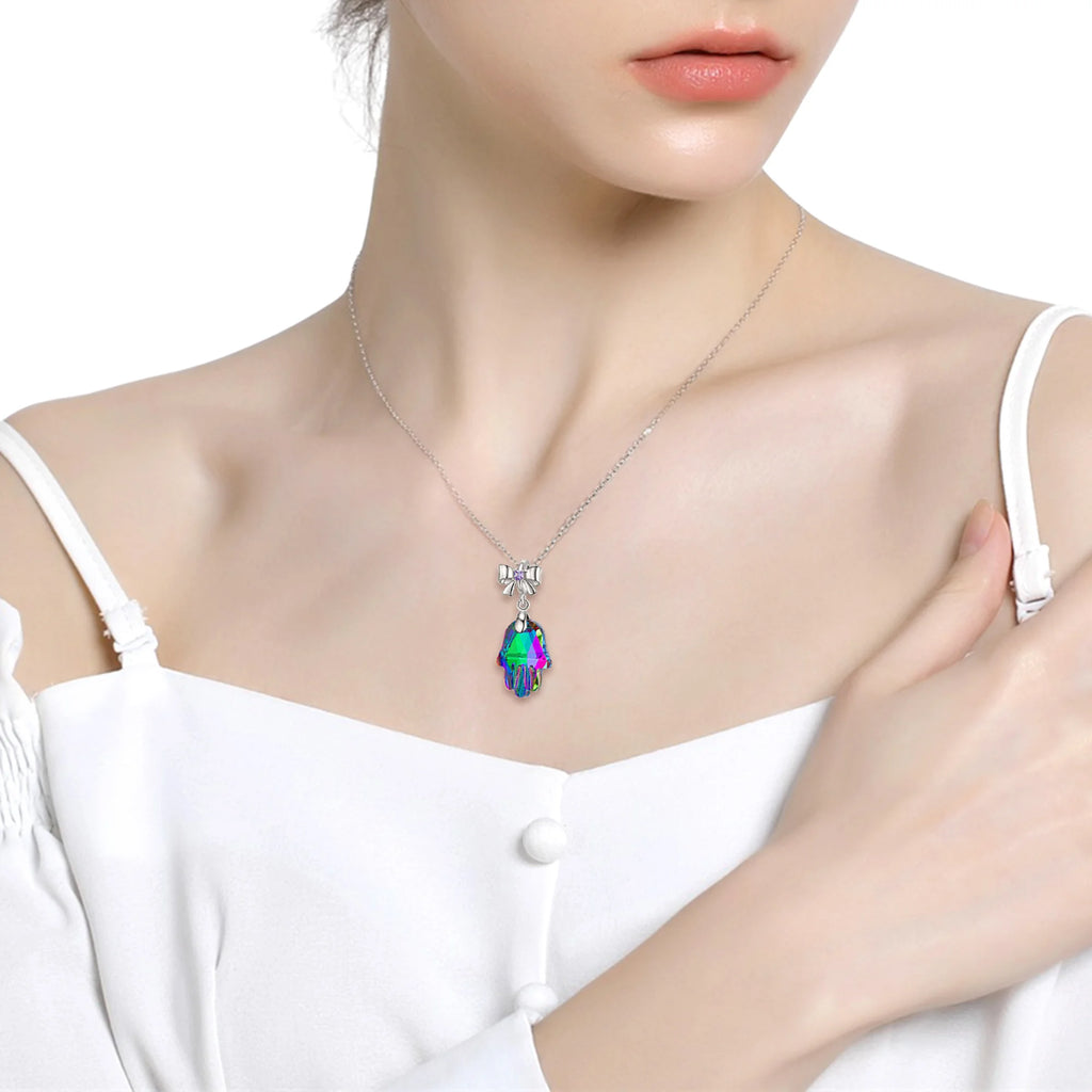 Nahaufnahme farbiger Anhänger mit glänzender Schleife