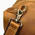 leder weekender 50 cm – karabinerhaken nahaufnahme