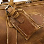 leder weekender 50 cm – detailaufnahme naht und schnalle