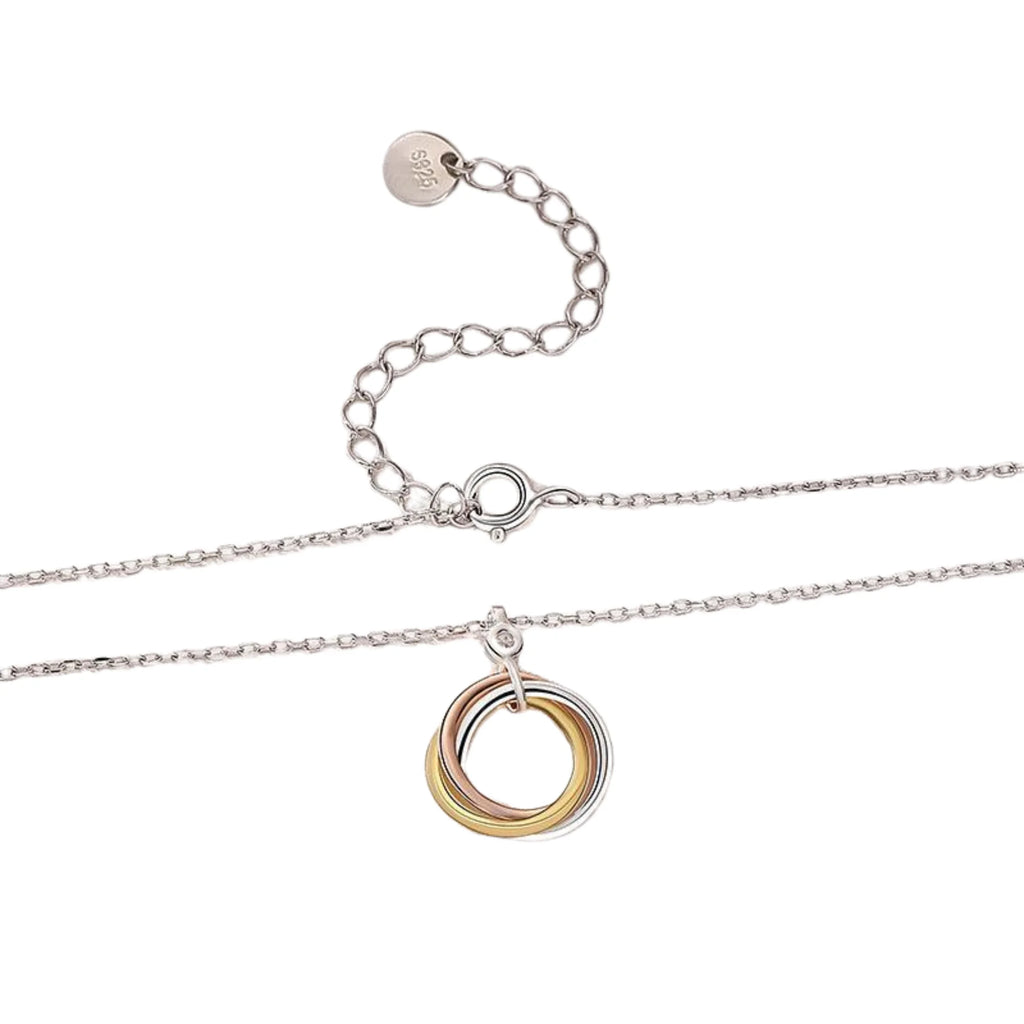 Detailansicht der verschlungenen Ringe – klare Fassung mit Zirkonia und harmonischem Farbverlauf