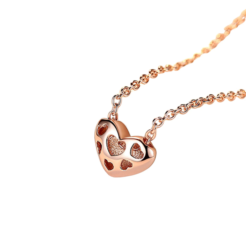 Getragene Roségold-Herz Halskette – moderner Look mit zartem Glanz und femininem Design auf der Haut