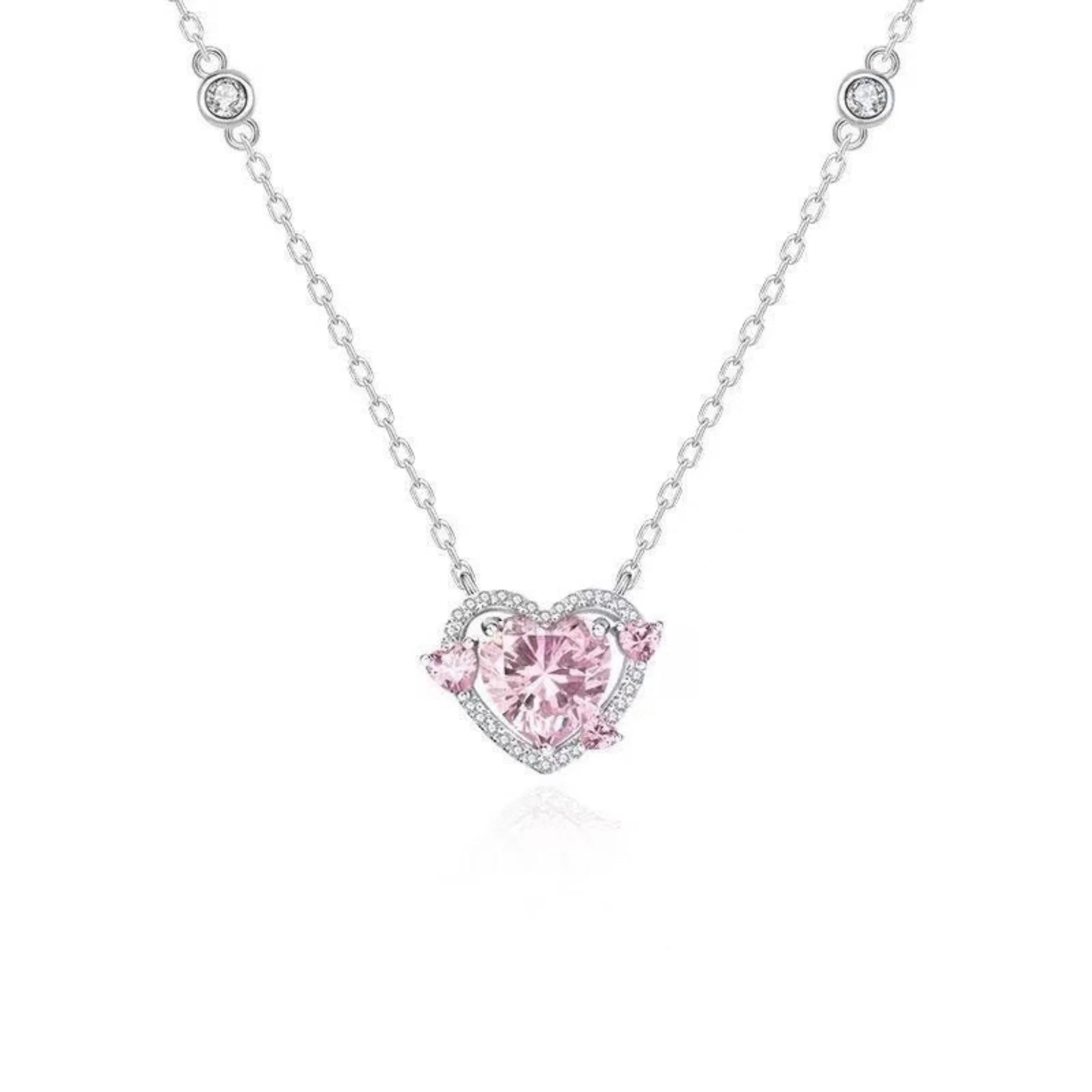 Frei liegende rosa Herzkette mit Silberfassung – romantisch, modern, hochwertig verarbeitet