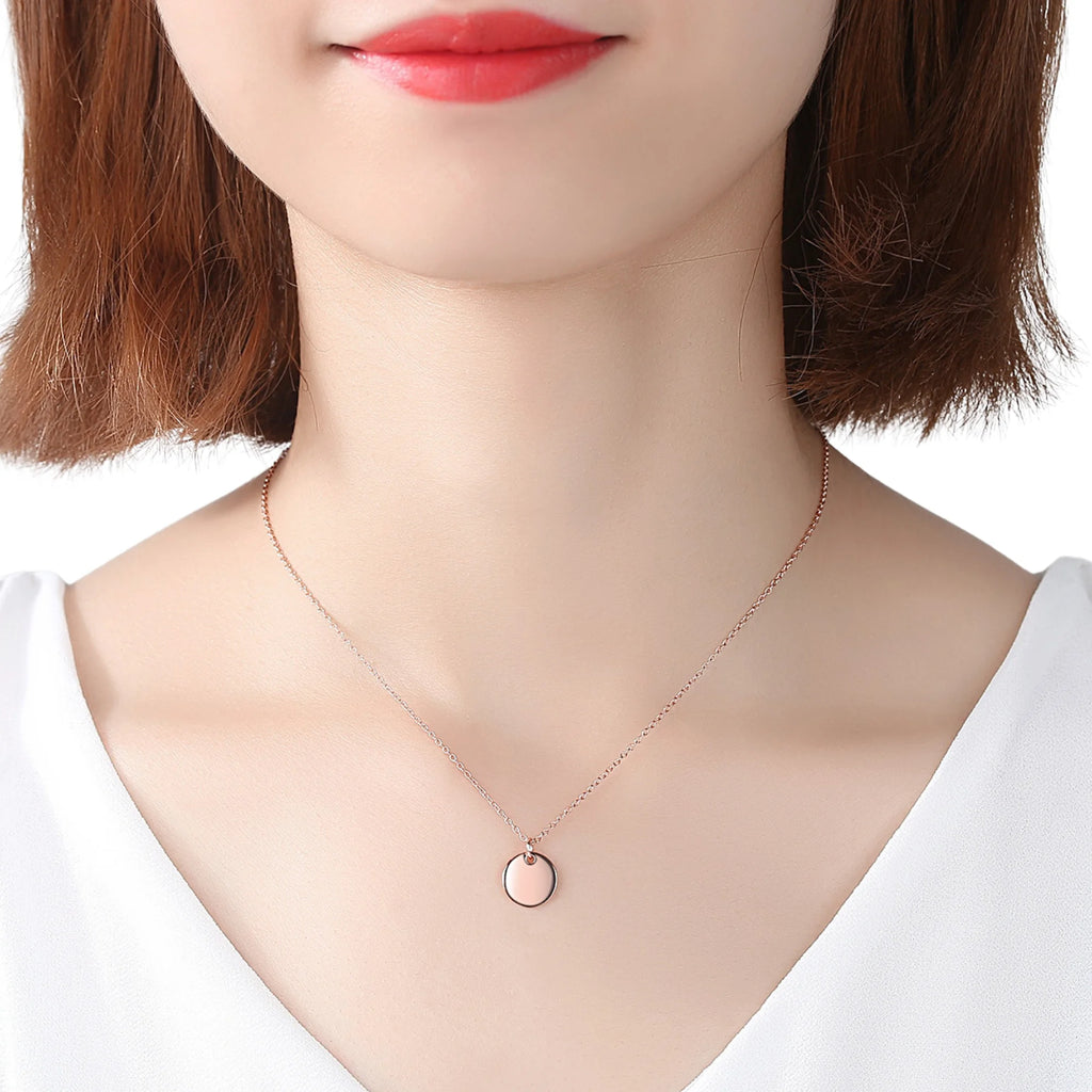 Roségoldanhänger aus 925 Silber an feiner Kette getragen