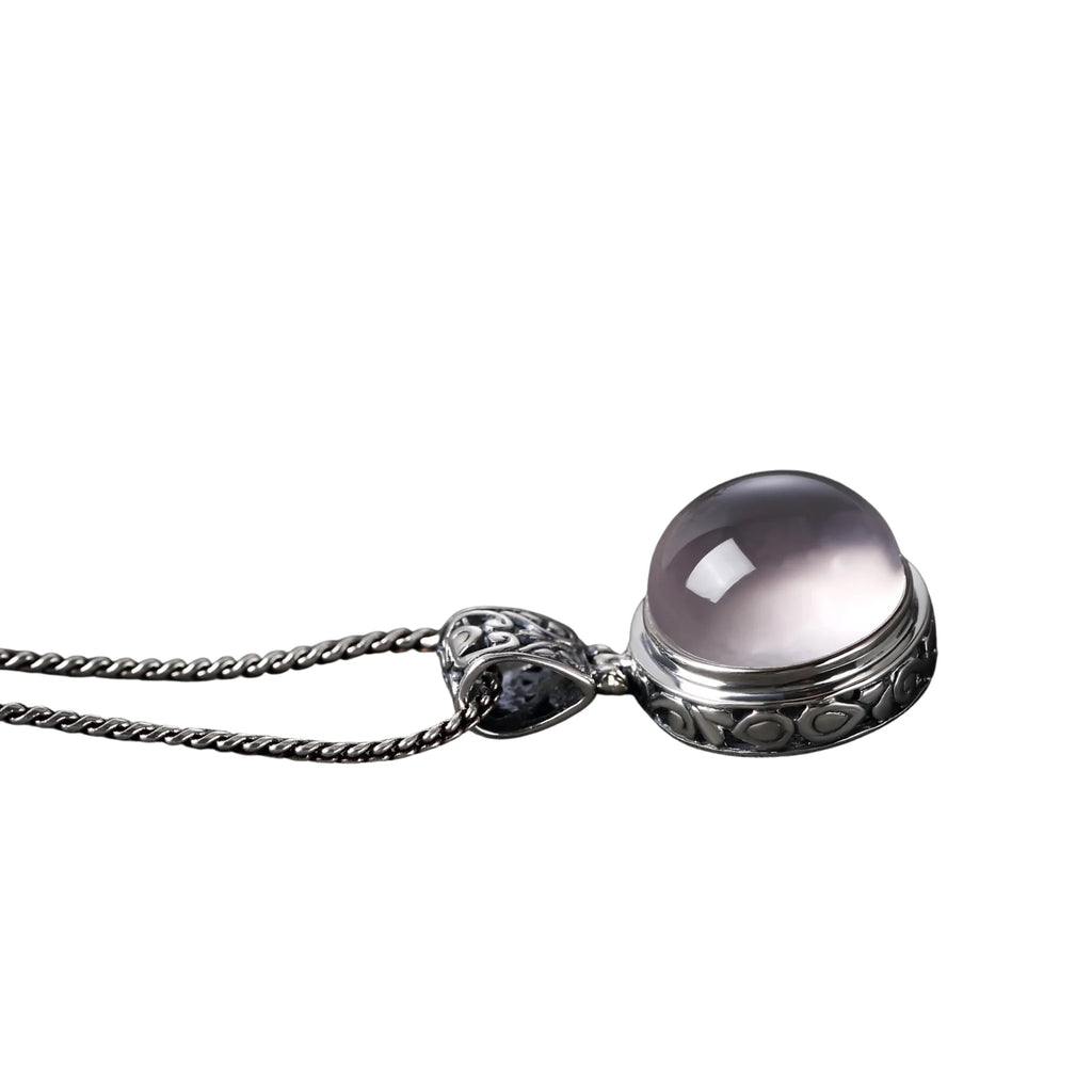 Flatlay der Rosenquarz Halskette in 925 Silber – harmonisch mit Naturtönen inszeniert